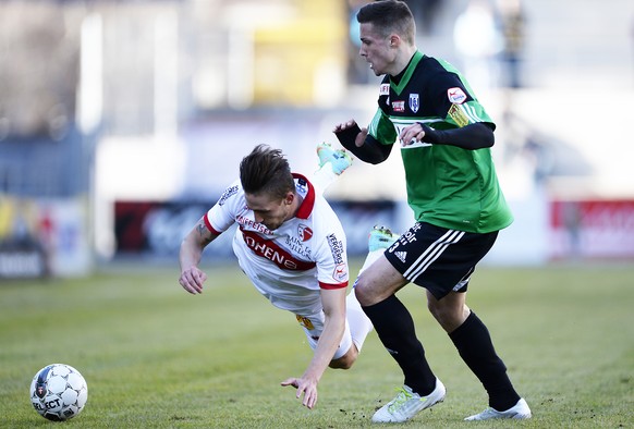 Abstiegskampf pur: Der Sittener Vincent Rüfli taucht vor Lausannes Michael Facchinetti (rechts).