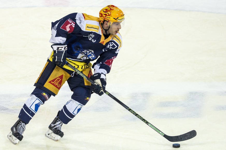 Zugs Garrett Roe beim Eishockeyspiel der National League zwischen dem EV Zug und dem EHC Kloten, am Freitag, 15. Dezember 2017, in der Bossard Arena in Zug. (PPR/Alexandra Wey)