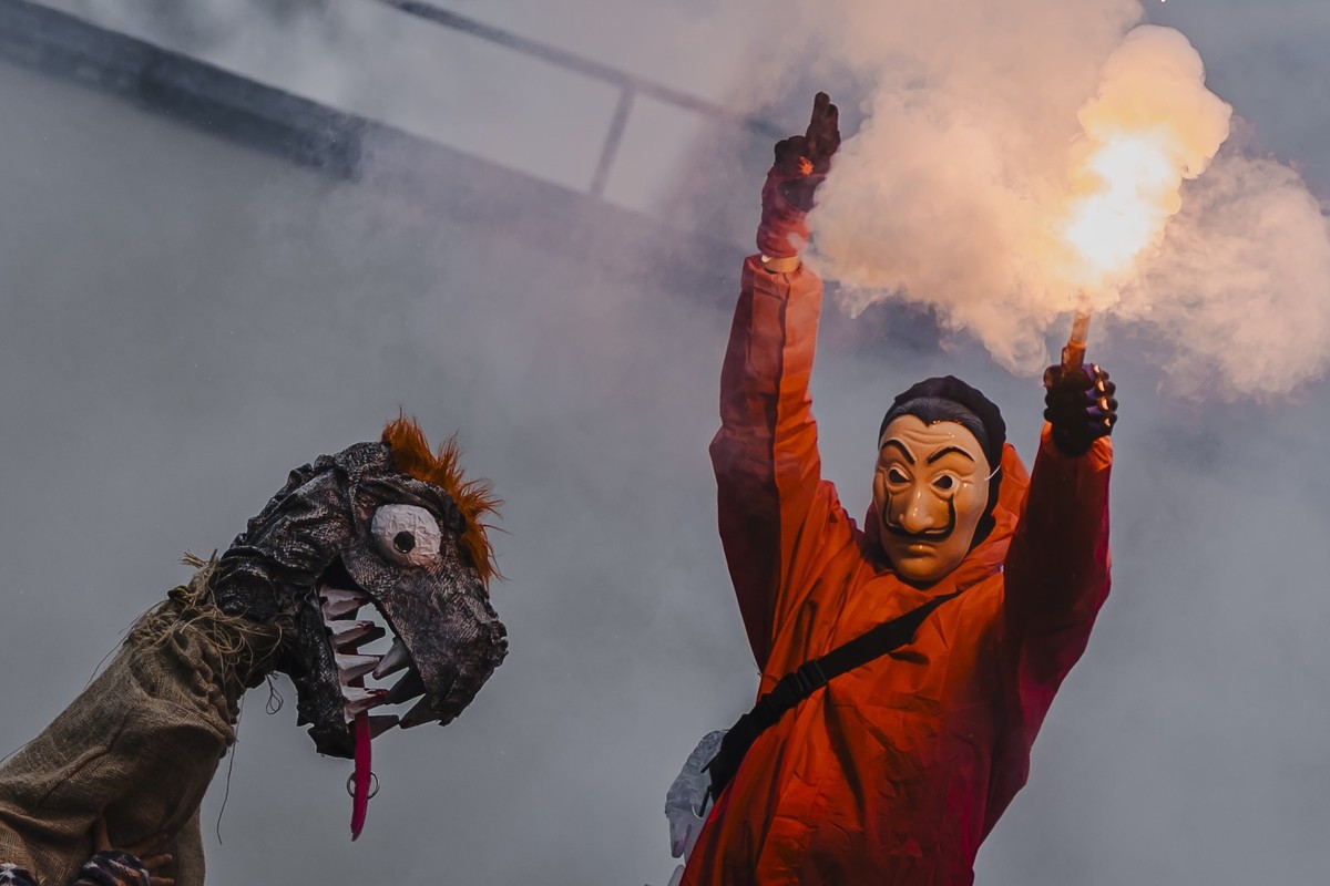 Les manifestants participent à la deuxième édition du carnaval populaire et manifestent contre la montée du fascisme, le 28 mars 2026 à Lausanne. (KEYSTONE/Gabriel Monnet)