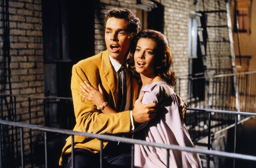 Wie in «Romeo und Julia» gibt es auch in der «West Side Story» eine Balkonszene. Hier 1961, mit Natalie Wood und Richard Beymer. Ursprünglich hätte James Dean den Tony spielen sollen, aber er war da schon tot.