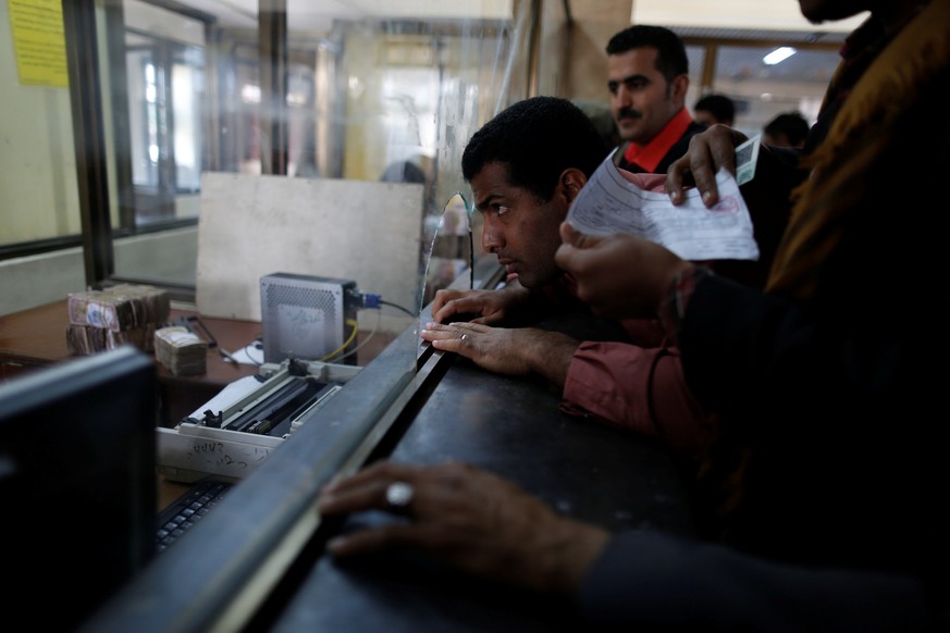 A public sector employee waits to receive his salary at a post office in Sanaa, Yemen January 25, 2017. Picture taken January 25, 2017. REUTERS/Khaled Abdullah