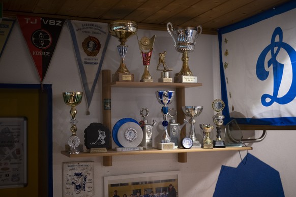 Pokale im Klublokal des EHC Arosa im Eishockey Spiel der Swiss League zwischen dem EHC Arosa (EA) und dem EHC Chur (EHCC), am Dienstag, 28. Oktober 2025, im Sport- und Kongresszentrum in Arosa. (KEYST ...