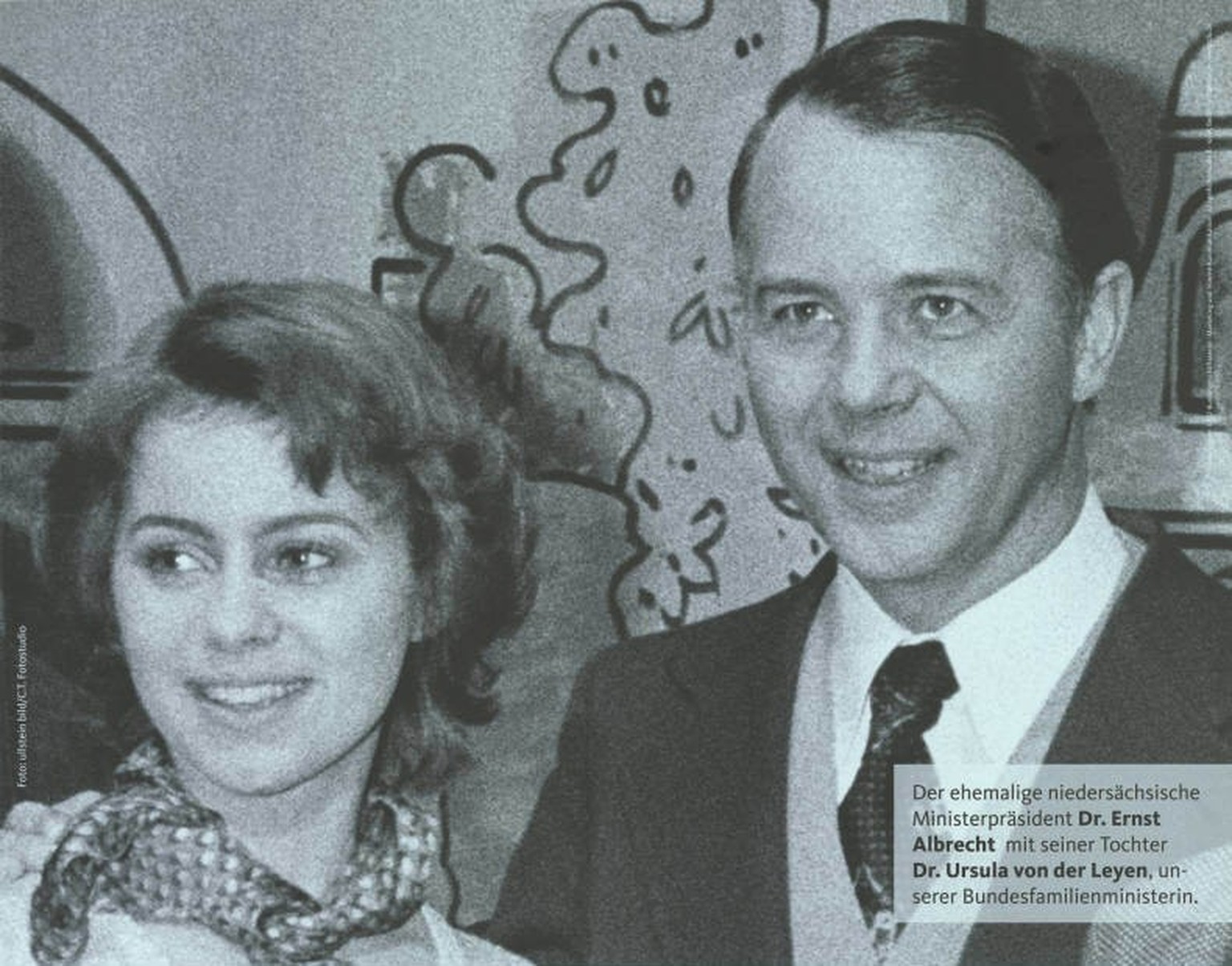 Von der Leyen mit ihrem Vater Ernst Albrecht (CDU-Plakat, 2007)
https://commons.wikimedia.org/w/index.php?curid=88973343