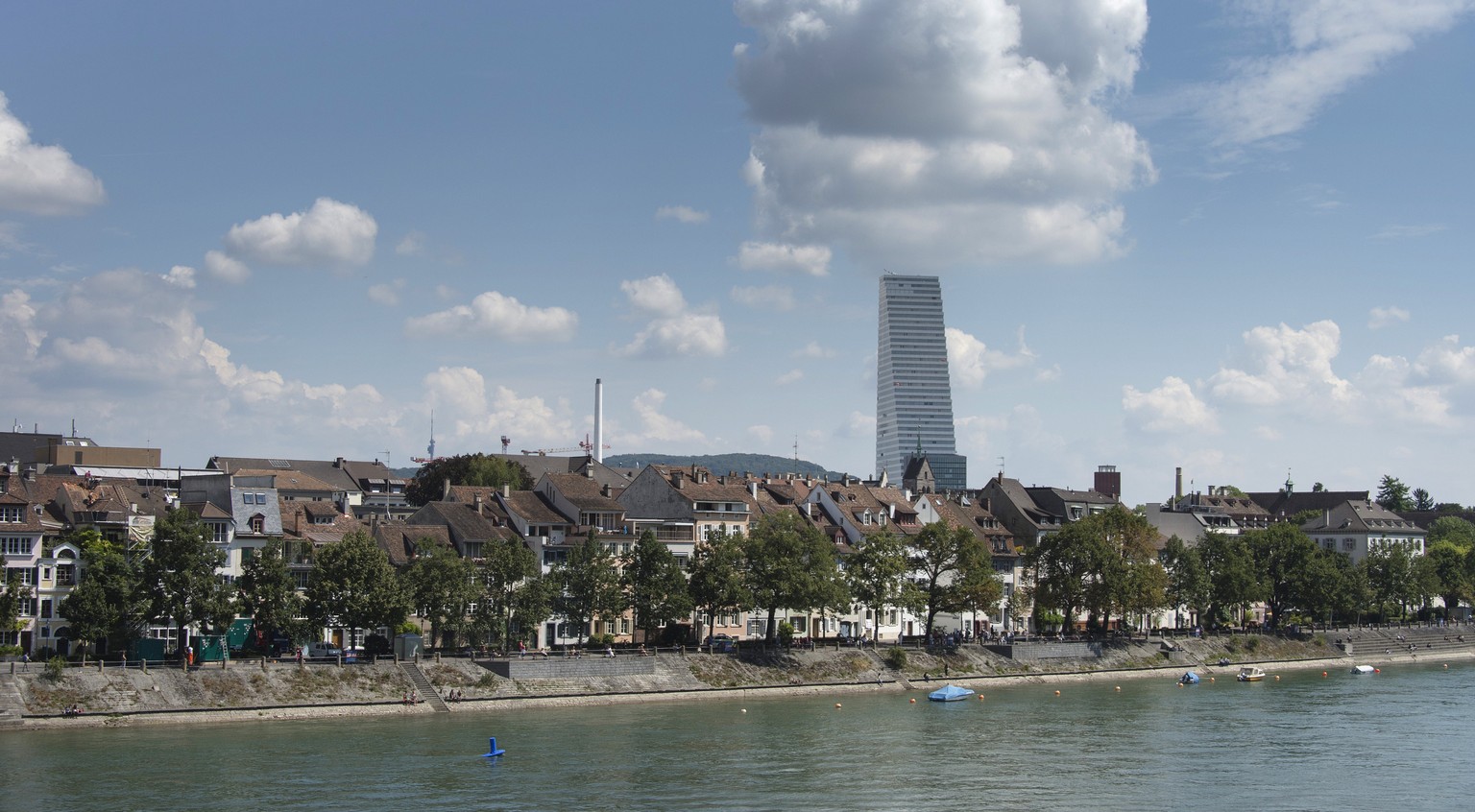 Der neue Roche Turm, fotografiert vom Rheinsprung, in Basel