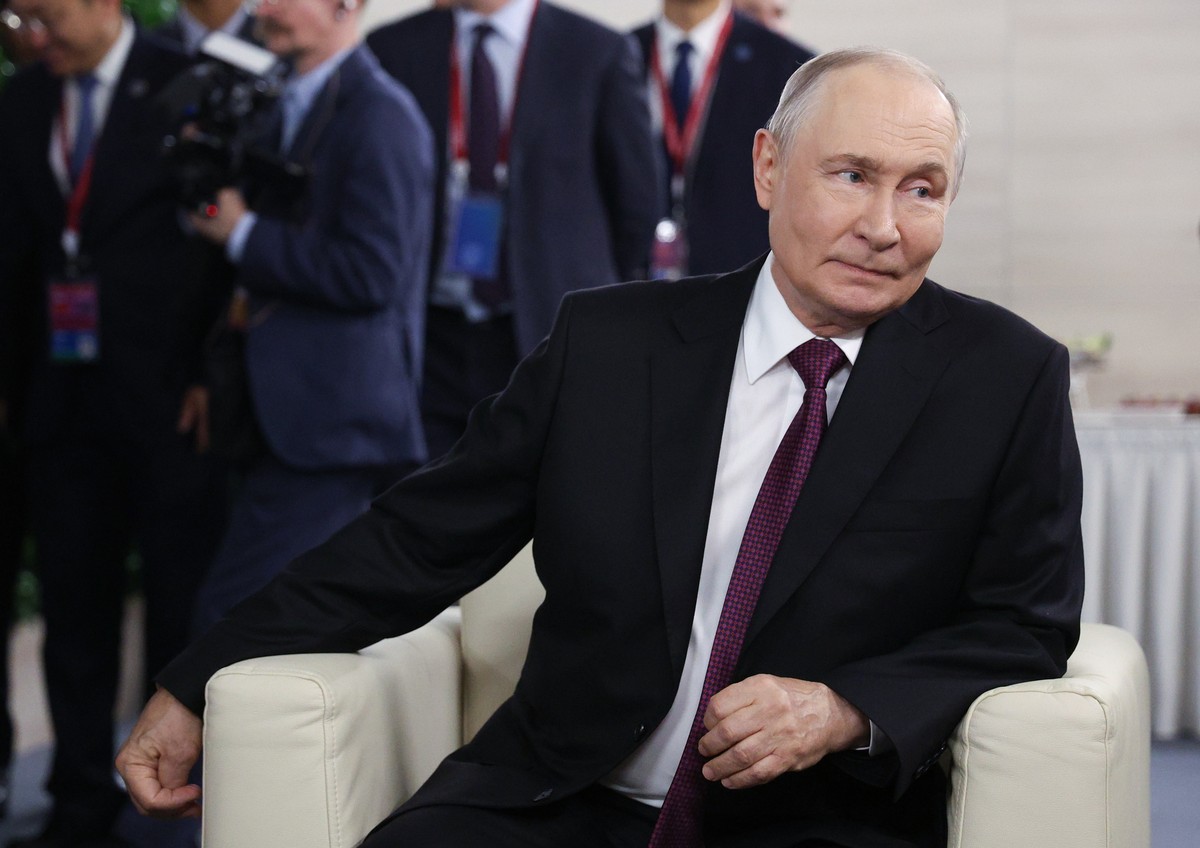 epa13208505 Russian President Vladimir Putin (R) looks on before a plenary session of the Eastern Economic Forum (EEF) at the Far Eastern Federal University (FEFU) on Russky Island, in Vladivostok, Ru ...