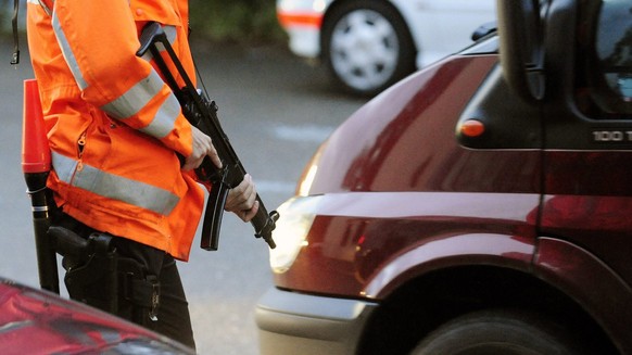 Regionale Grosskontrolle der Kantonspolizei Zuerich und der Polizei von Baden-Wuerttemberg bei Buelach am Freitag, 9. Juli 2009. Die Kontrolle wurde durchgefuehrt im Rahmen des Schengener-Abkommens, d ...