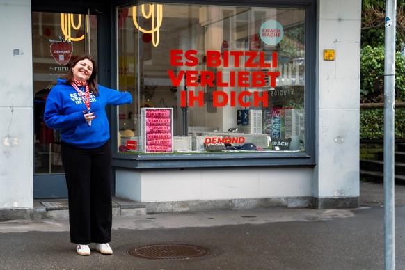 <p>Luna Hefti vor ihrem eigenen Laden an der Schaffhauserstrasse 2 im Zürcher Kreis 6.</p>