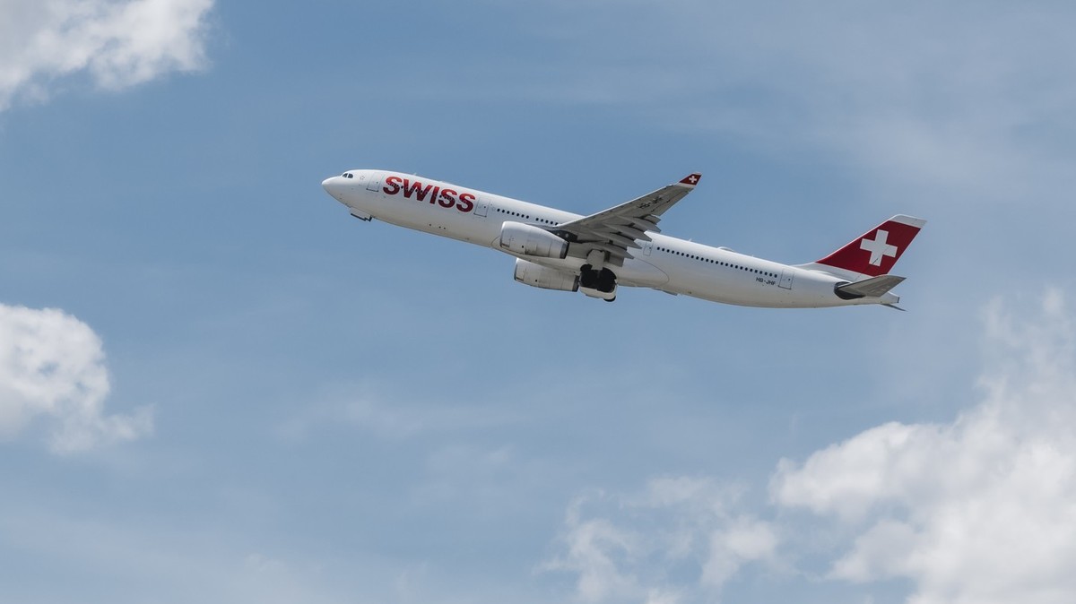 Ein Airbus A330-300 der Swiss startet am Flughafen Zuerich am Mittwoch, 23. Juli 2025, in Kloten. (KEYSTONE/Christian Merz)