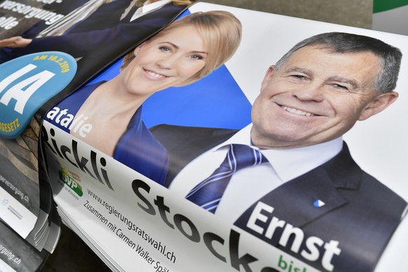 Der Zuercher Regierungsrat Ernst Stocker, rechts, und SVP - Nationalraetin und Regierungsratskandidatin Natalie Rickli, links, auf einem Wahlplakat an ein einer Medienkonfrenz der SVP zum Wahlauftakt  ...