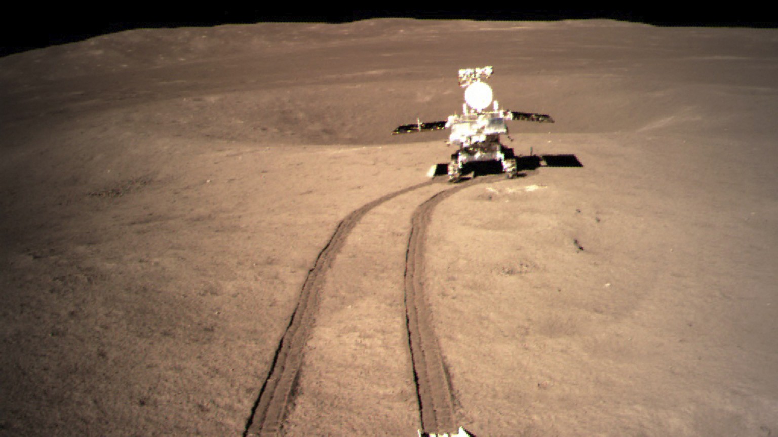 Jadehase auf Mond-Erkundung: Der chinesische Mond-Rover Yutu-2 im Januar 2019, nachdem er den Lander verlassen hatte. Yutu-2 schoss die Aufnahme des Mondmaterials mit seiner Hauptkamera.