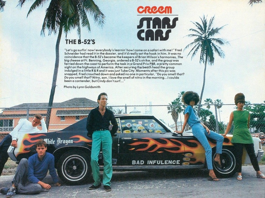 "Stars Cars" von CREEM Magazine – Musikstars der 80er mit ihren Autos. 

https://www.creem.com/search?q=star%27s+cars