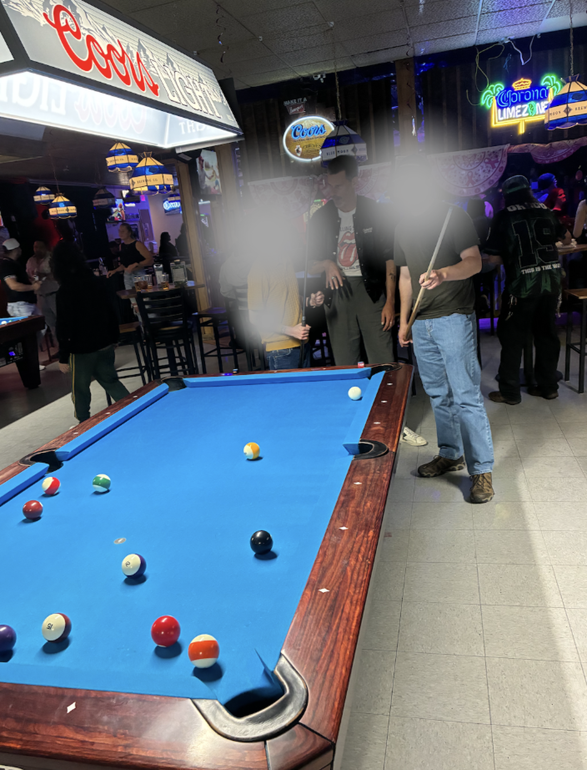 Steve et Greg nous expliquent les règles du billard américain (que l’on connaissait déjà, mais chut).