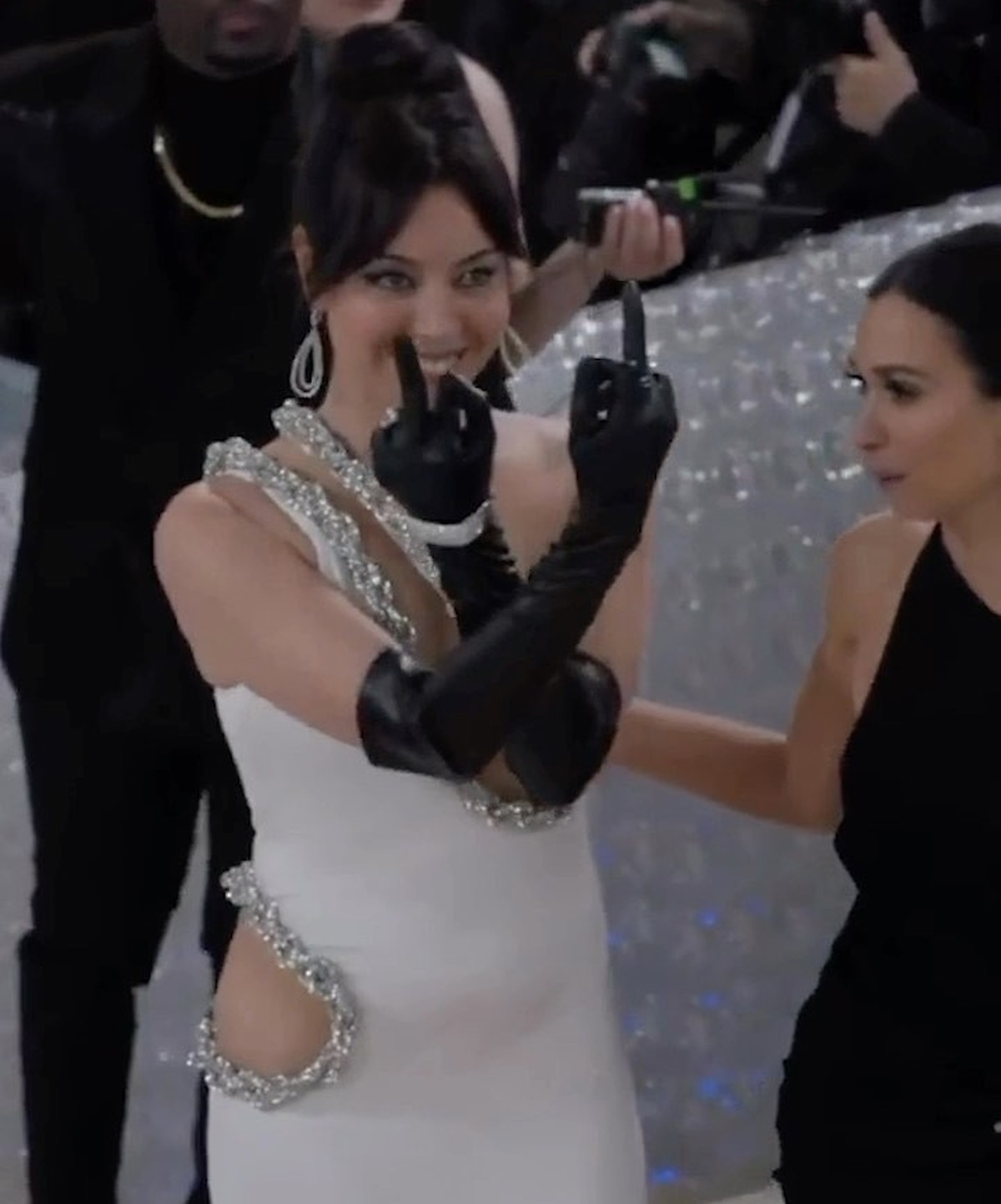 Ceci est une capture d'écran d'une vidéo. On ne sait pas pourquoi l'actrice fait des doigts d'honneur, mais bizarrement, parce que c'est elle, ça passe.
