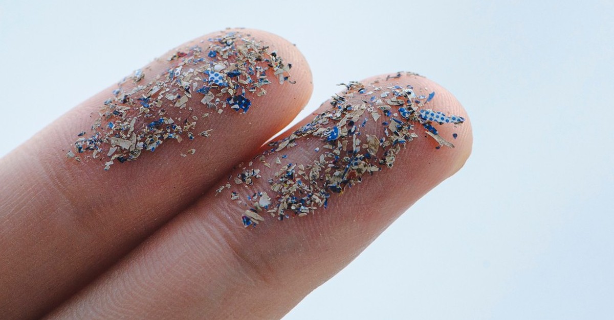 es-hat-weniger-mikroplastik-in-der-luft-als-gedacht-aber-immer-noch-zu-viel