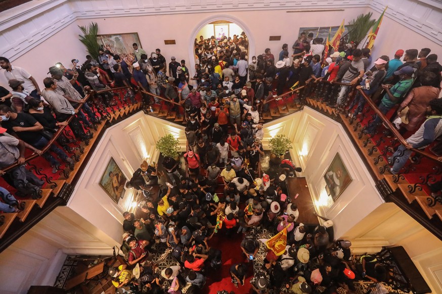 epa10061507 Protesters inside the president&#039;s official residence premises during the anti government protest in Colombo, Sri Lanka, 09 July 2022. Thousands of protesters broke through police barr ...