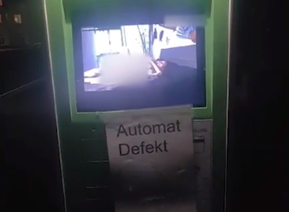 Als die Passantin bezahlen wollte, zeigte die Parkuhr ein pikantes Video.