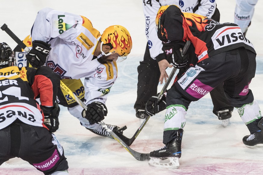 Biel Spieler Robbie Earl, links, tritt im Bully gegen SC Bern Spieler Mark Arcobello an, im Eishockey Meisterschaftsspiel der National League A zwischen dem SC Bern und dem EHC Biel, am Samstag, 14. J ...