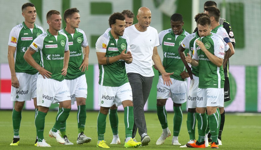 epa06912607 St.Gallen&#039;s coach Peter Zeidler (C) talks to players during the UEFA Europa League second round qualification first leg match between the FC St. Gallen and Sarpsborg 08 FF at the AFG  ...