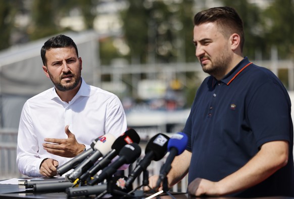 Adem Morina, Veranstalter des Alba-Festival, rechts und Perparim Avdili, Gemeinderat FDP Stadt Zuerich, sprechen mit Medien, nach dem dem Alba-Festival vom kommenden Wochenende in Zuerich die Bewillig ...