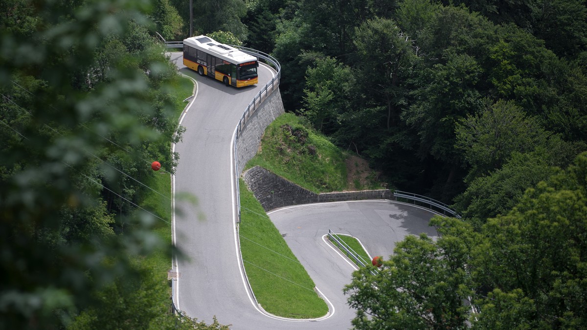 BILDPAKET -- ZUM JAHRESRUECKBLICK 2018 NATIONAL, STELLEN WIR IHNEN HEUTE FOLGENDES BILDMATERIAL ZUR VERFUEGUNG -- Ein Postauto unterwegs in Val Colla, am Freitag, 15. Juni 2018 in Lugano. Die PostAuto ...