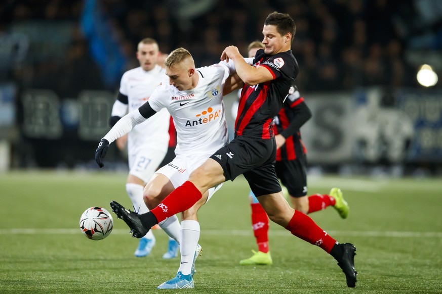 Le joueur zuerichois Blaz Kramer, gauche, lutte pour le ballon avec le defenseur neuchatelois Marcis Oss, droite, lors de la rencontre de football de Super League entre Neuchatel Xamax FCS et FC Zuric ...