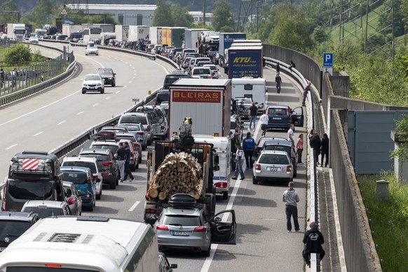 Holiday traffic queues up at the motorway A2 direction south in front of the Gotthard tunnel in Silenen, Switzerland, on Saturday, May 19, 2018. (Alexandra Wey/Keystone via AP)