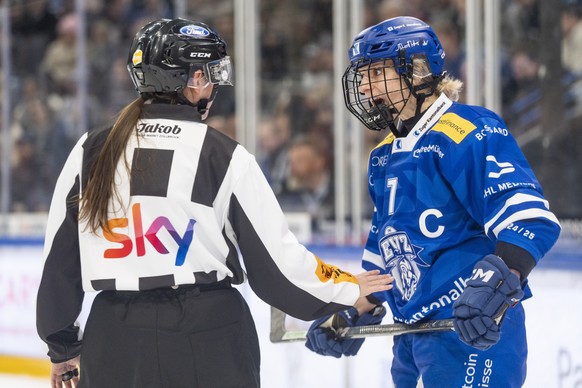 Lara Stalder (EVZ), rechts, beschwert sich im zweiten Finalspiel der Eishockey Postfinance Women&#039;s League zwischen dem EV Zug und dem SC Bern, am Sonntag, 23. Maerz 2025 in der Bossard Arena in Z ...