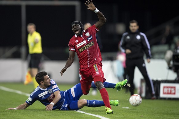 le joueur lucernois Stefan Knezevic, gauche, lutte pour le ballon avec le joueur valaisan Jagne Pa Modou, droite, lors de la rencontre de demi-finale de la Coupe Suisse de football entre le FC Sion et ...