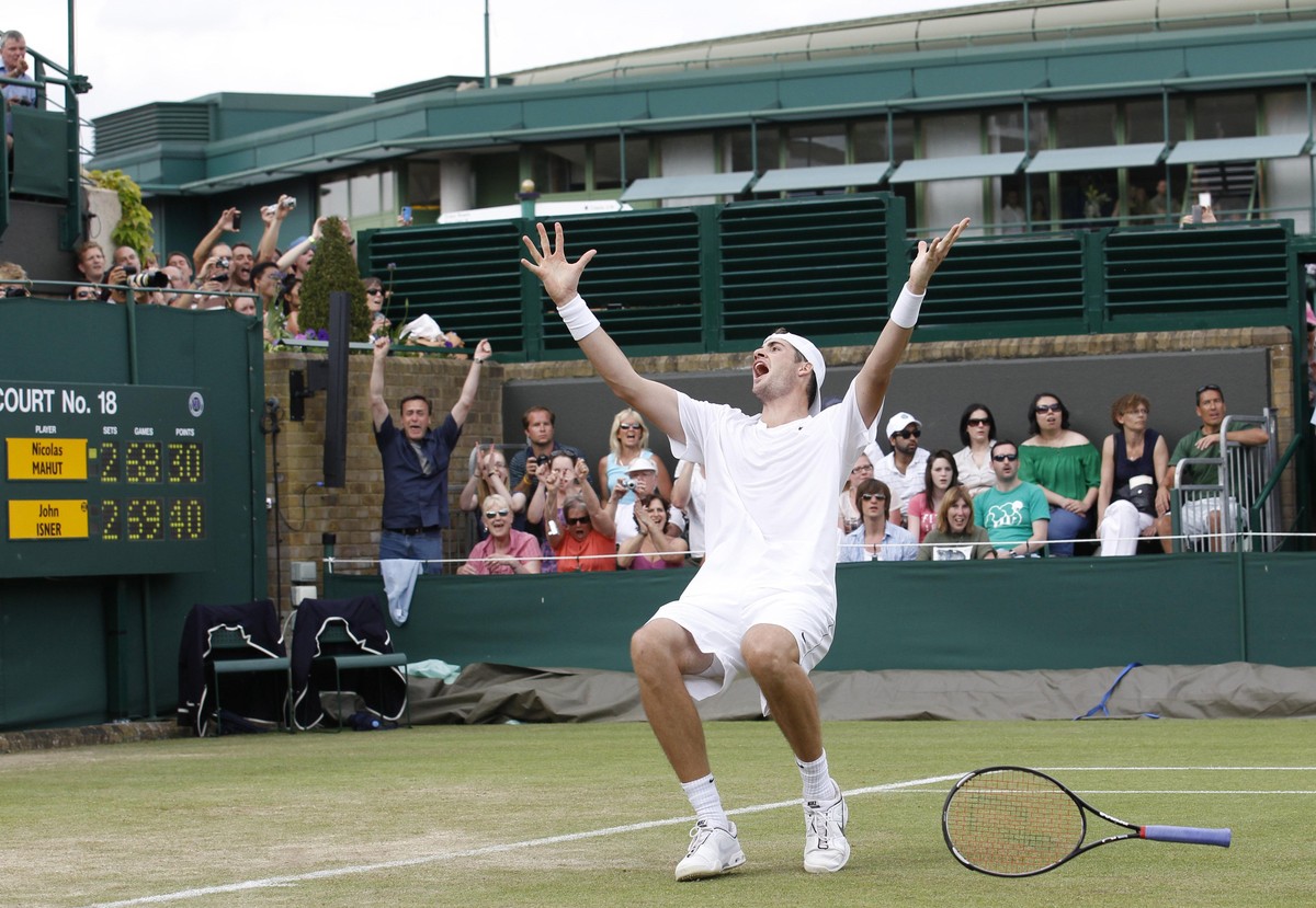 ARCHIVBILD ZUM KEYSTONE-SDA-TEXT UEBER DEN TENNIS MARATHON-MATCH ZWISCHEN JOHN ISNER UND NICOLAS MAHUT IN WIMBLEDON 2010 - John Isner of the US reacts as he defeats France's Nicolas Mahut, in the ...