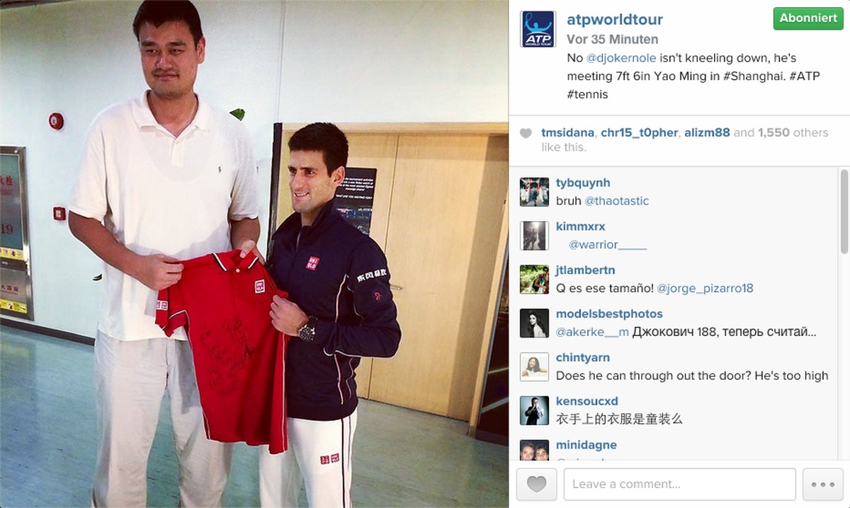 Nur damit's klar ist: Der 1,88 m grosse Novak Djokovic kniet hier nicht neben dem chinesischen Superstar Yao Ming. Aber neben dem Basketballer mit seinen 2,29 m sieht nun mal jeder ziemlich klein aus. ...