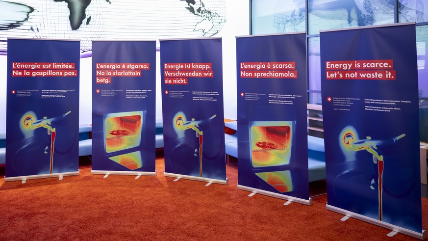 Plakaten mit den naechsten Energieempfehlungen fotografiert kurz vor an einer Medienkonferenz des Bundesrates zum Thema Energie : Lancierung der Sparkampagne, am Mittwoch, 31. August 2022, im Medienze ...