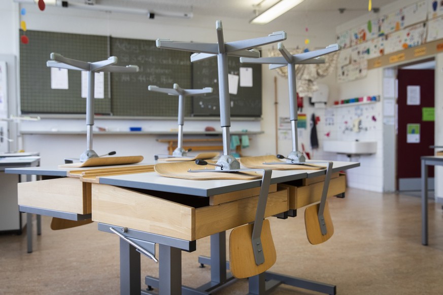 Stuehle auf den Tischen in einem Klassenzimmer der Primarschule in Moosseedorf, am Montag, 16. Maerz 2020. (KEYSTONE/Peter Klaunzer)