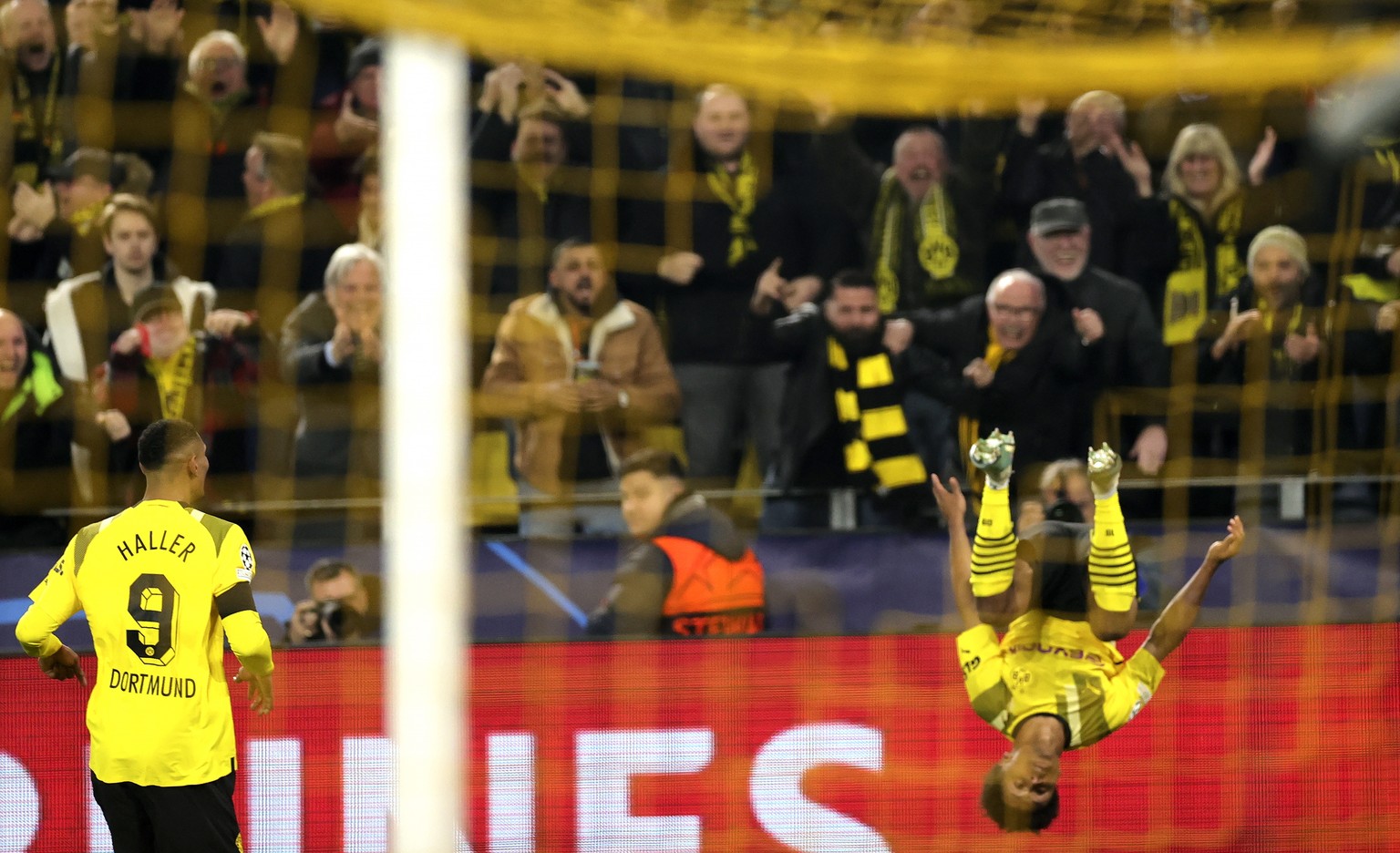 epa10469275 Karim Adeyemi (R) of Dortmund celebrates after scoring the 1-0 lead during the UEFA Champions League Round of 16, 1st leg match between Borussia Dortmund and Chelsea FC in Dortmund, German ...