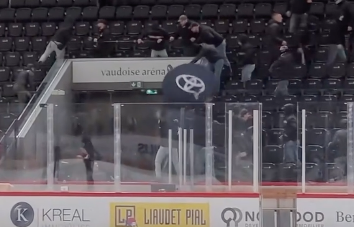 Nach dem Spiel gingen Lausanne- und Fribourg-Fans im Stadion aufeinander los.