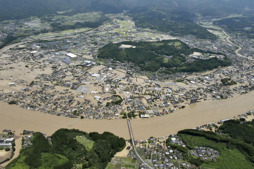 Die Behörden in den schwer betroffenen Provinzen Kumamoto und Kagoshima auf Japans südwestlicher Hauptinsel Kyushu forderten am Samstag mehr als 200'000 Menschen auf, ihre Häuser zu verlassen und Schutzräume aufzusuchen.