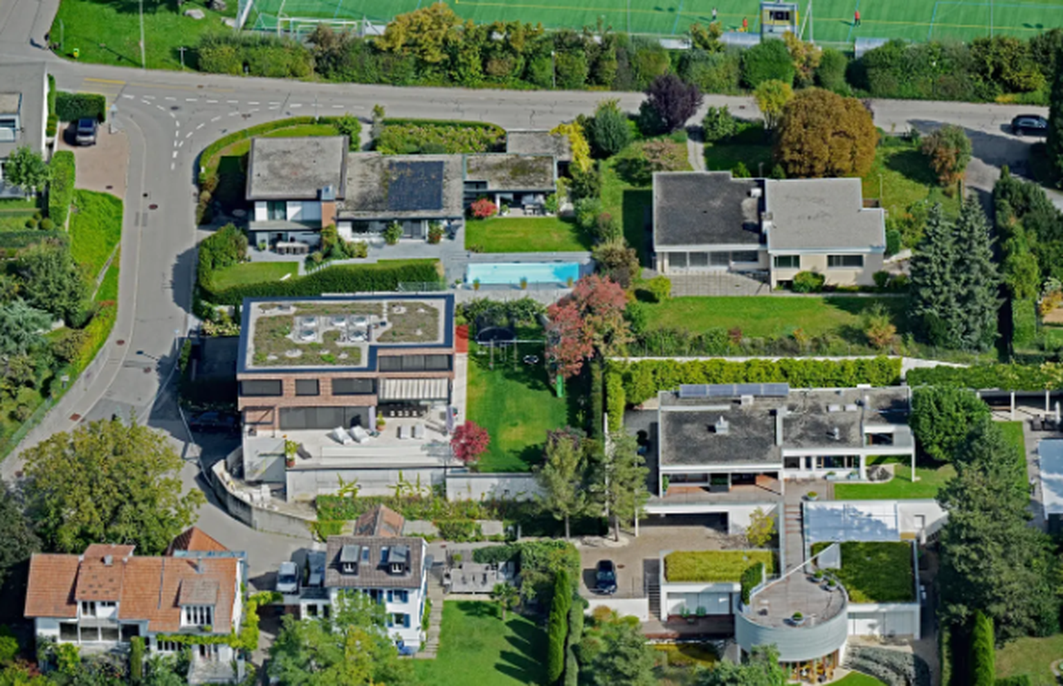Im linken Bildbereich ist die Flachdach-Villa von Iqbal Khan zu sehen, rechts daneben mit Rundbau die Villa von Tidjane Thiam. (Aufnahme vom 28. September 2019)
