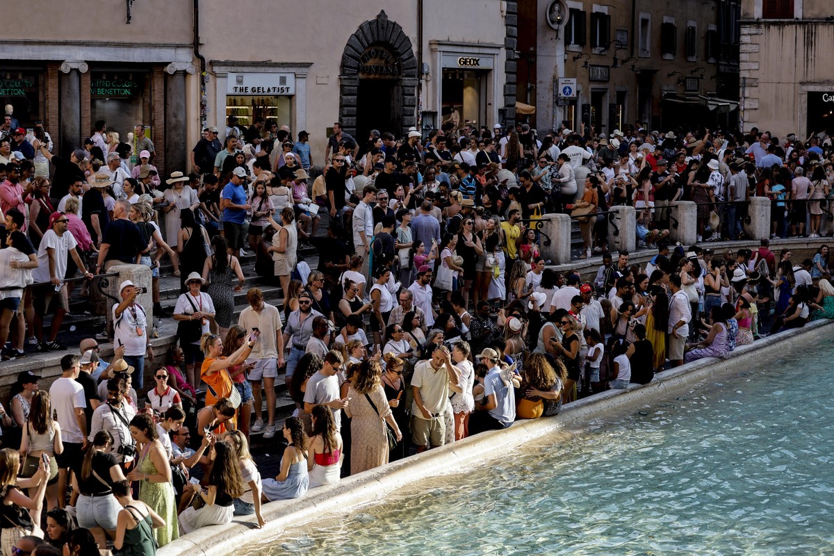 epa11488334 Tourists gather in front of Trevi fountain during a hot day in Rome, Italy, 19 July 2024. Temperatures are forecast to get as high as 40 degrees Celsius in areas of southern Italy at the w ...
