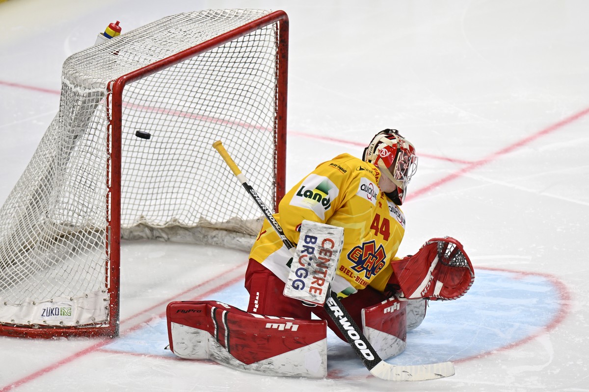 Der Bieler Torehueter Dmitry Shikin ist machtlos gegen das Tor vom Zuercher Sven Andrighetto im siebten Eishockey Playoff-Viertelfinalspiel der National League zwischen den ZSC Lions und dem EHC Biel- ...