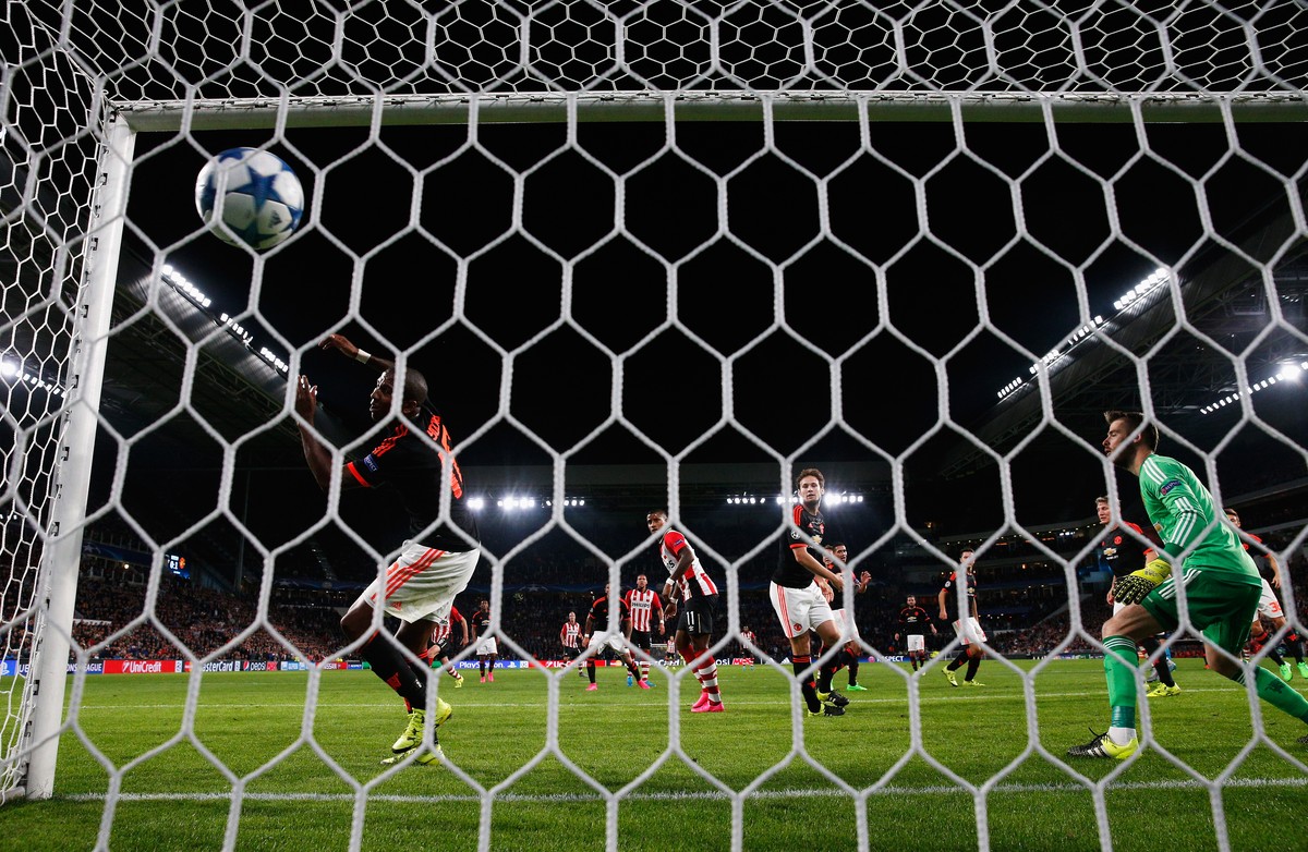 David de Gea und Ashley Young haben das Nachsehen: Der Kopfball von Hector Moreno fliegt in die Maschen.