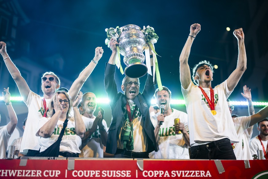 Lukas Daschner, Praesident Matthias Hueppi, Lukas Goertler, und Corsin Konietzke, von links, vom FC St. Gallen feiert den Sieg mit der Trophae nach dem Fussball Cupfinal gegen den FC Stade Lausanne-Ou ...