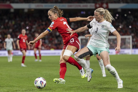 epa12221392 Switzerland&#039;s Lia Waelti, left, fights for the ball against Iceland&#039;s Sandra Jessen, right, during the UEFA Women&#039;s EURO 2025 group stage soccer match between Switzerland an ...