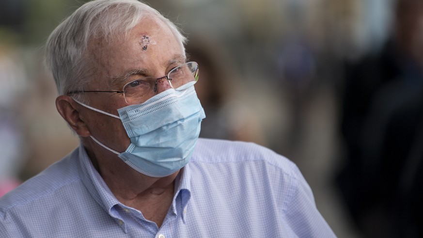 Alt Bundesrat Christoph Blocher mit Atemschutzmaske spricht an der Delegiertenversammlung der SVP Schweiz am Samstag, 22. August 2020 in Brugg Windisch. (KEYSTONE/Ennio Leanza)