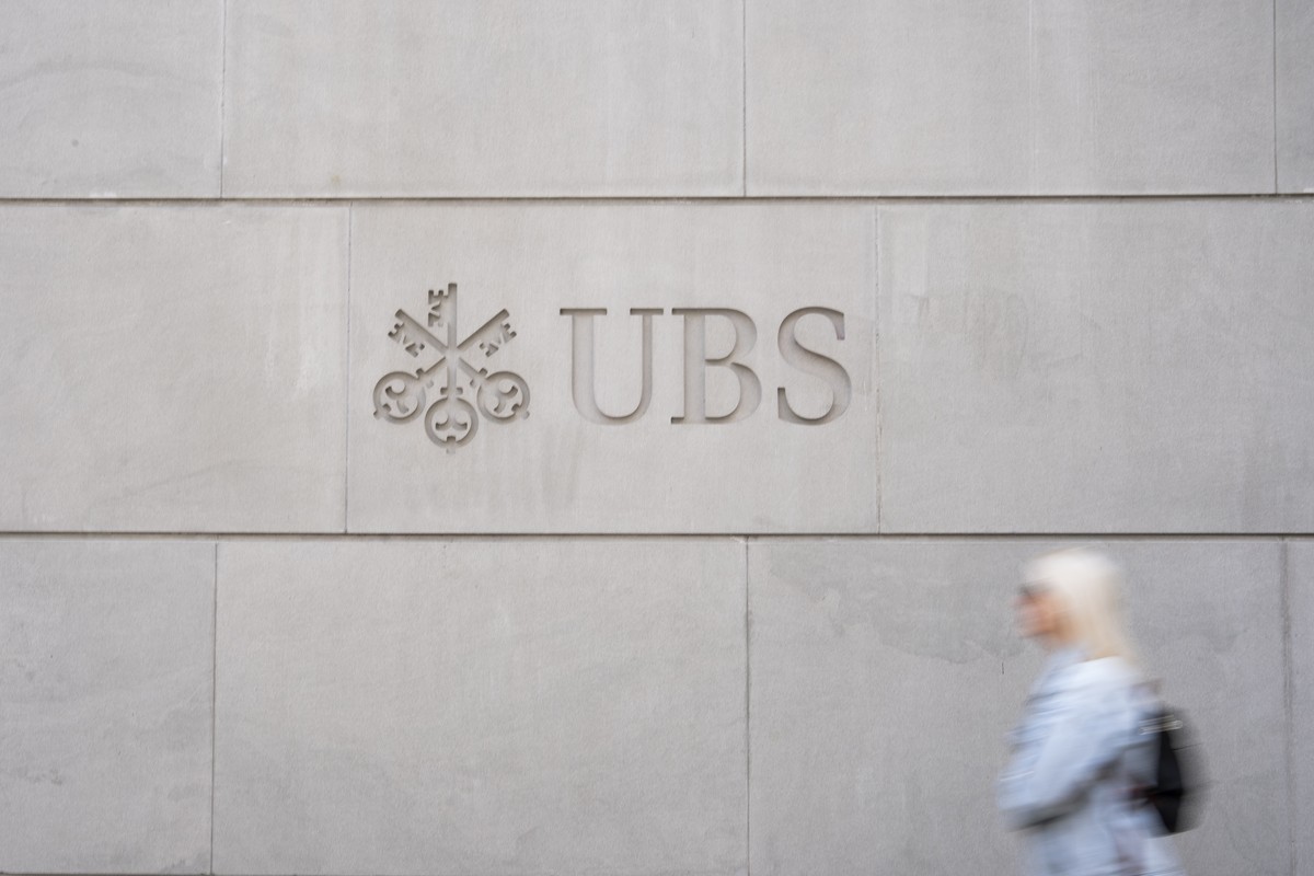 Eine Frau laeuft am Logo der UBS vorbei an der Bahnhofstrasse, am Dienstag, 27. Mai 2025 in Zuerich. (KEYSTONE/Til Buergy).