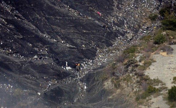 epaselect epa04677542 Wreckage and debris lie on the mountain slopes after the crash of the Germanwings Airbus A320 over the French Alps, France, 24 March 2015. Germanwings Flight 4U 9525 from Barcelo ...