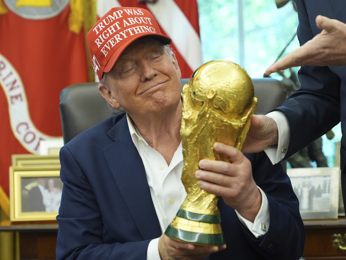 KEYPIX - President Donald Trump holds the FIFA World Cup Winners Trophy during an announcement in the Oval Office of the White House, Friday, Aug. 22, 2025, in Washington. (AP Photo/Jacquelyn Martin)