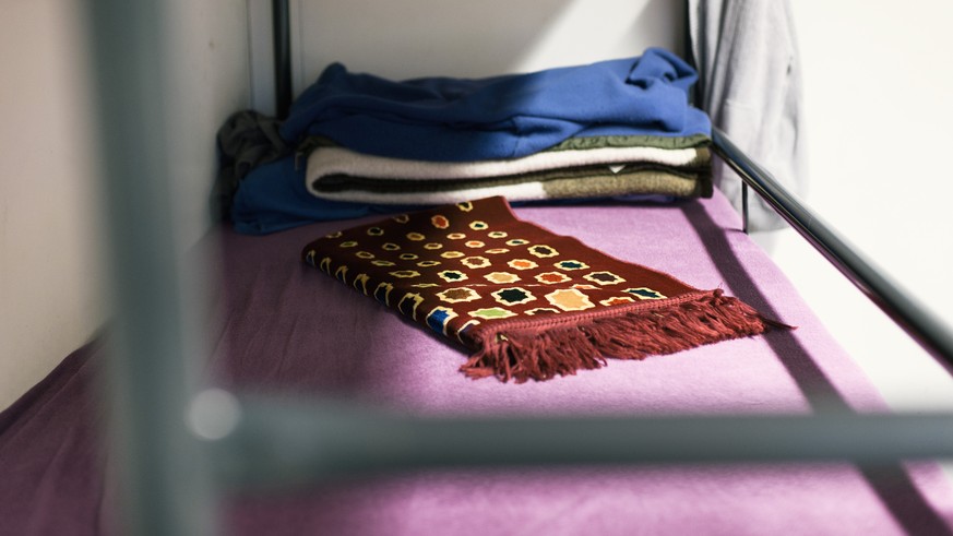 ZUR NOTUNTERKUNFT FUER ABGEWIESENE ASYLBEWERBER IN KALTBACH STELLEN WIR IHNEN HEUTE, MITTWOCH, 29. MAERZ 2017, FOLGENDES NEUES BILDMATERIAL ZUR VERFUEGUNG --- A folded together prayer rug on a matress ...