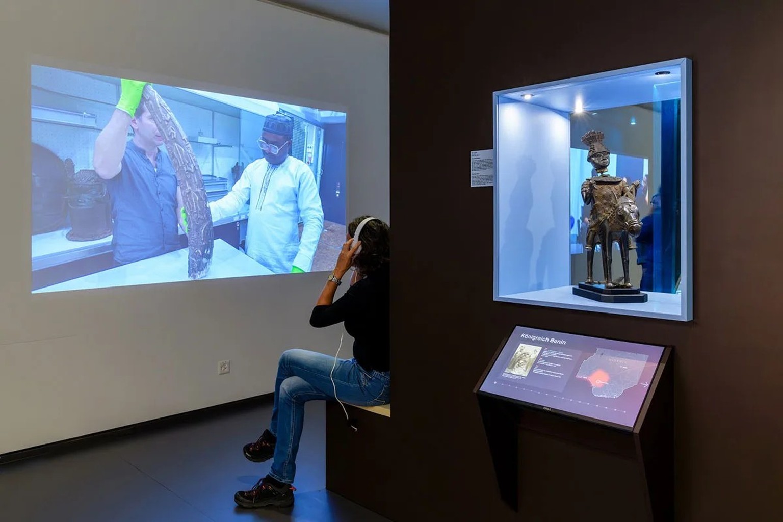 Blick in die Ausstellung «Benin verpflichtet», wo der Reiter vom 24. August 2024 bis 14. September 2025 zu sehen ist.
https://www.musethno.uzh.ch/de/ausstellungen/benin-verpflichtet.html