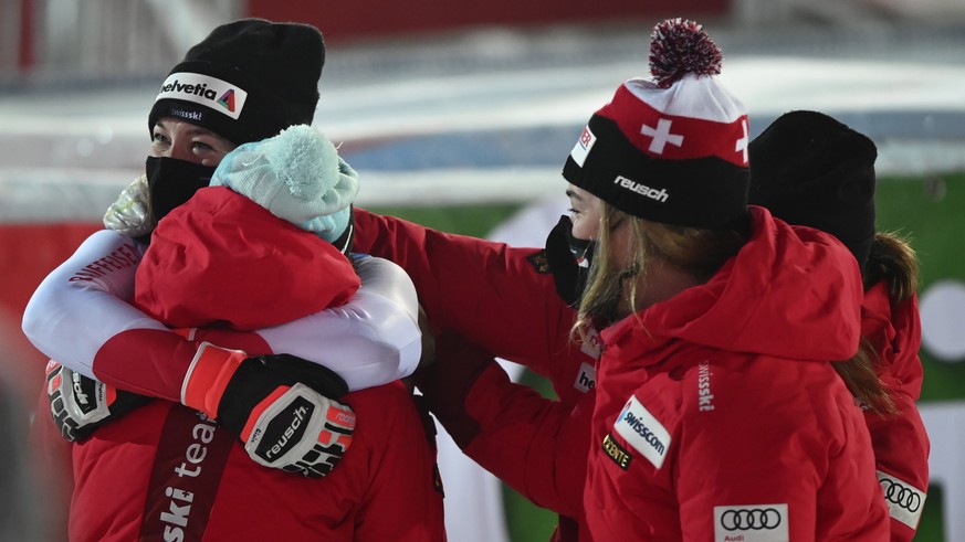 epa08910027 Michelle Gisin of Switzerland (L) celebrates with her teammates after the Women?s Slalom race at the FIS Alpine Skiing World Cup in Semmering, Austria, 29 December 2020. EPA/CHRISTIAN BRUN ...