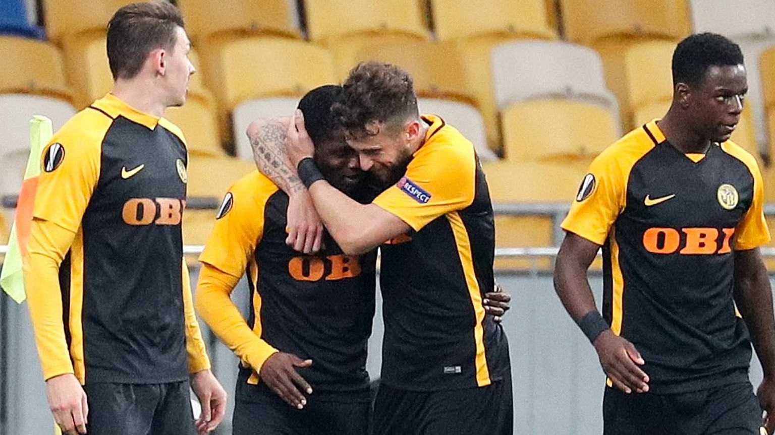 epa06277022 Young Boys&#039; Roger Assale (2-L) celebrates with teammates during the UEFA Europa League Group B, soccer match between Dynamo Kyiv and BSC Young Boys Bern at the Olimpiyskyi stadium in  ...