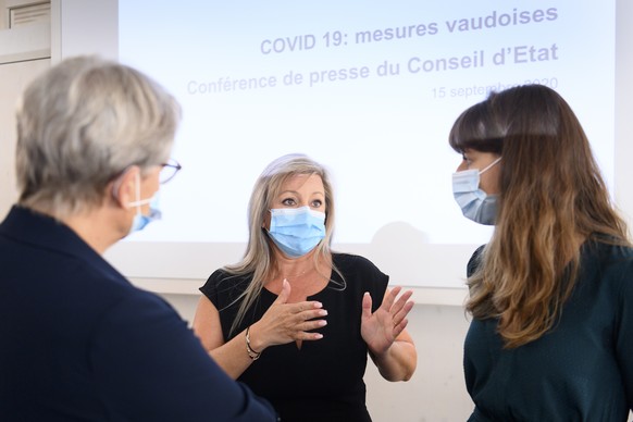 Les conseilleres d&#039;Etat vaudoise, de droite a gauche, Rebecca Ruiz, Nuria Gorrite et Beatrice Metraux parlent ensemble lors d&#039;une conference de presse du Conseil d&#039;Etat du canton de Vau ...